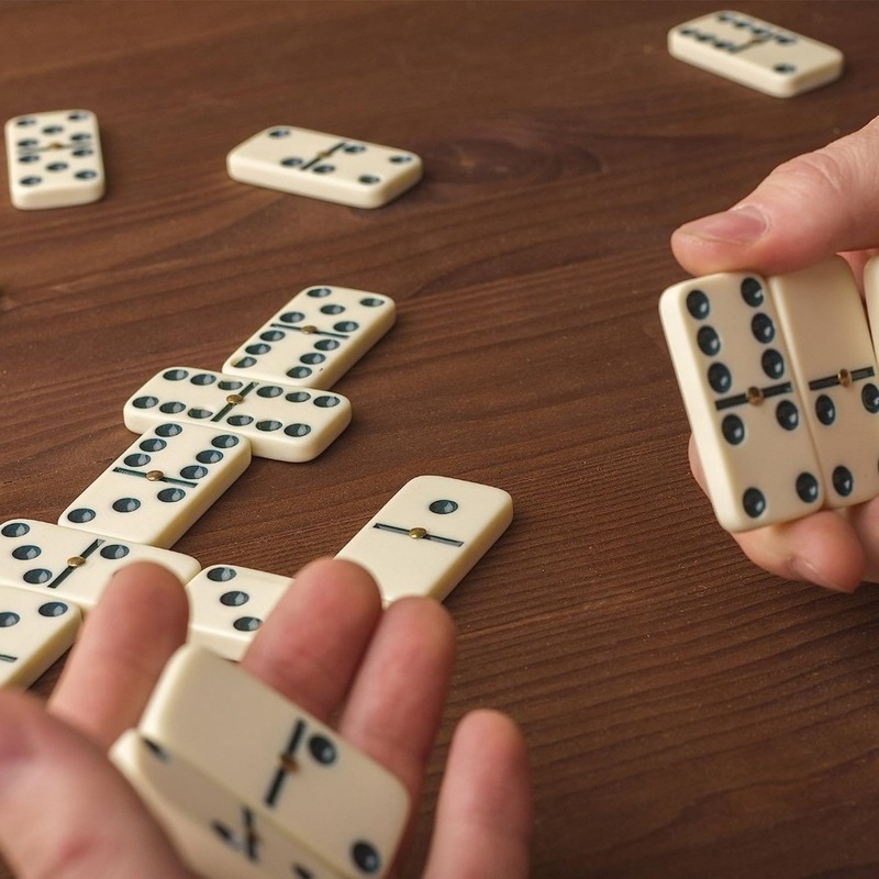 Dominoes game