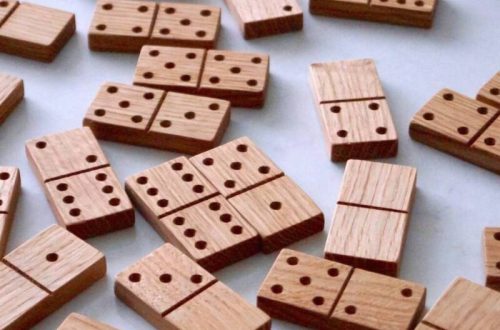 Dominoes set