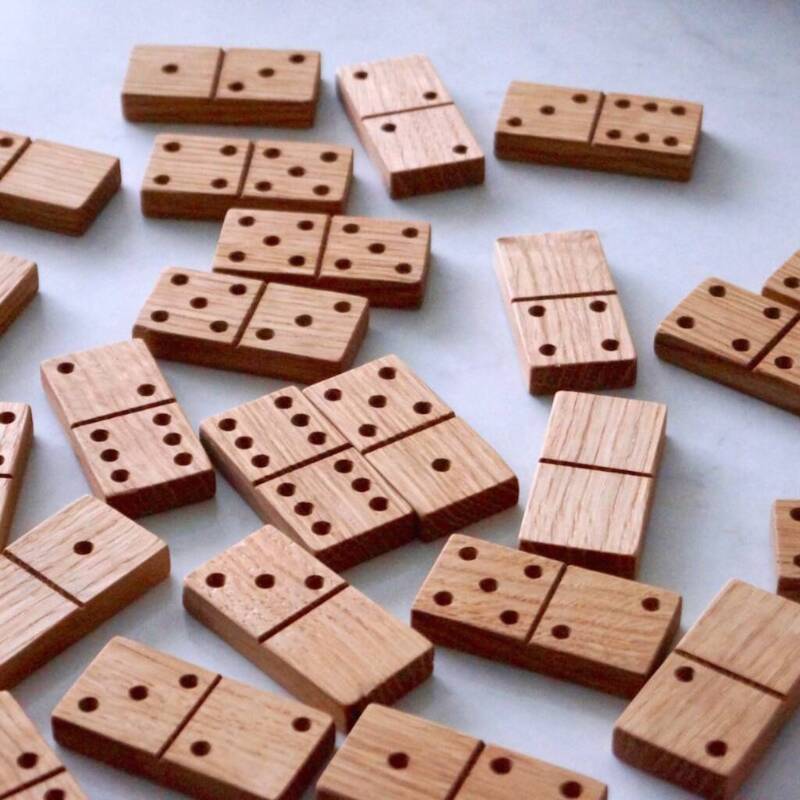 Dominoes set