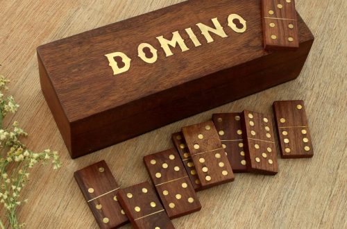 Dominoes set